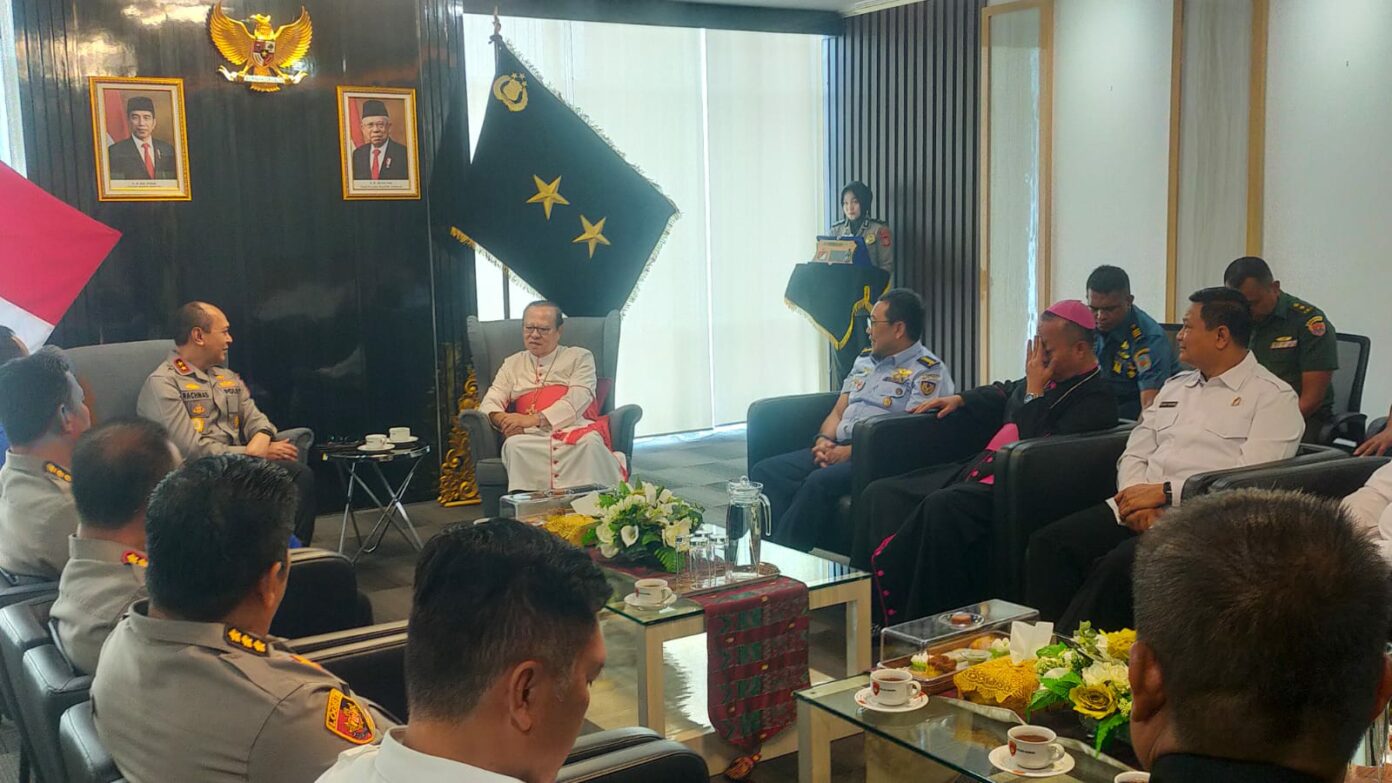 Kardinal Suharyo (tengah depan) bertemu dengan Kapolda Sumsel Irjen A. Rachmad Wibowo.